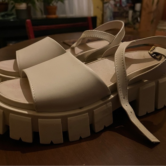 Chunky Heel Sandal in Bone White - Picture 6 of 12